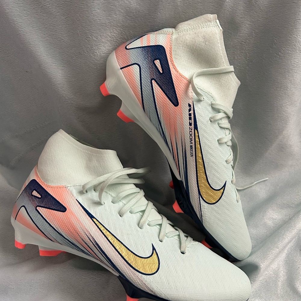 Nike Mercurial Superfly 10 Academy
MDS soccer cleats